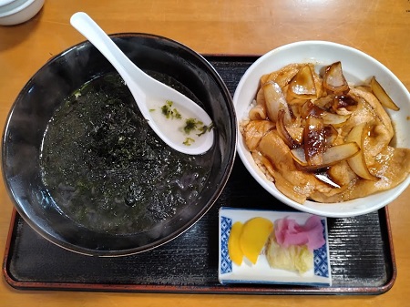河津屋食堂(西伊豆町仁科)の海賊ラーメン(地海苔たっぷり)と肉丼