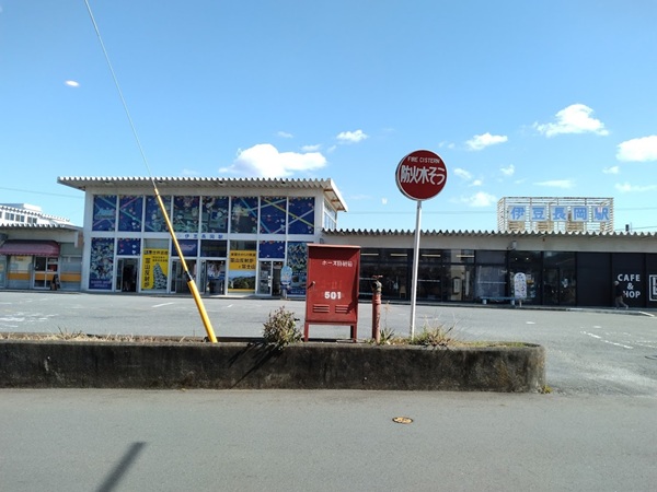 店内から正面に伊豆長岡駅が見える
