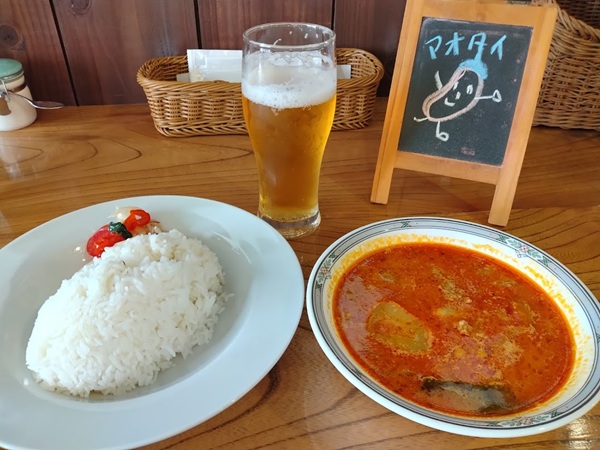 豚のイエローカレー（インド香り米「サリークイーン」））とビール