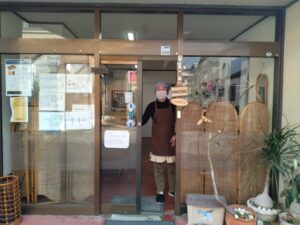KWATEMAEさんの店舗外観と店長