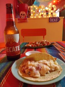 メキシコ料理店「IZU TACOS（イズタコス）」のテカテビールとメキシカンサラダとタコス