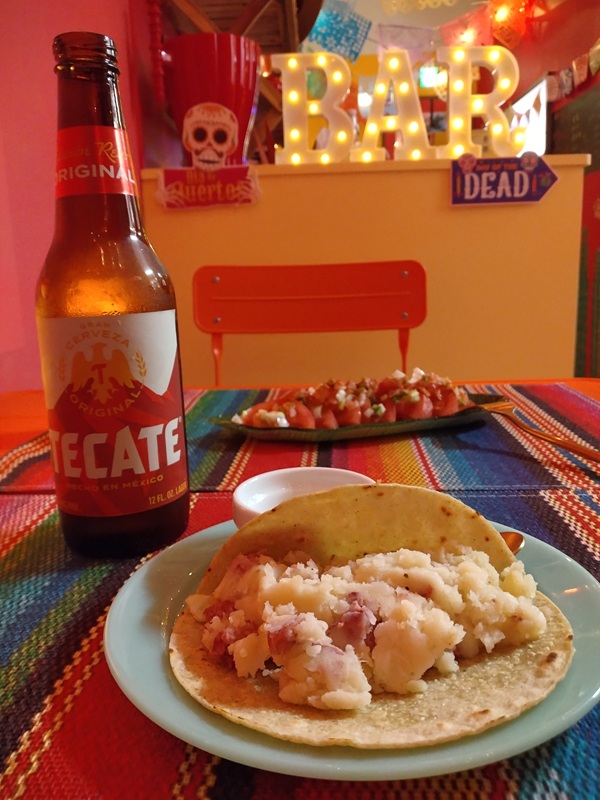 メキシコ料理店「IZU TACOS（イズタコス）」のテカテビールとメキシカンサラダとタコス