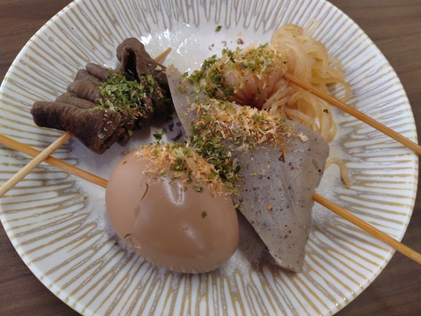 
モツ、こんにゃく、糸こん、たまご。しずおかおでんは、出汁粉をふりかけて。