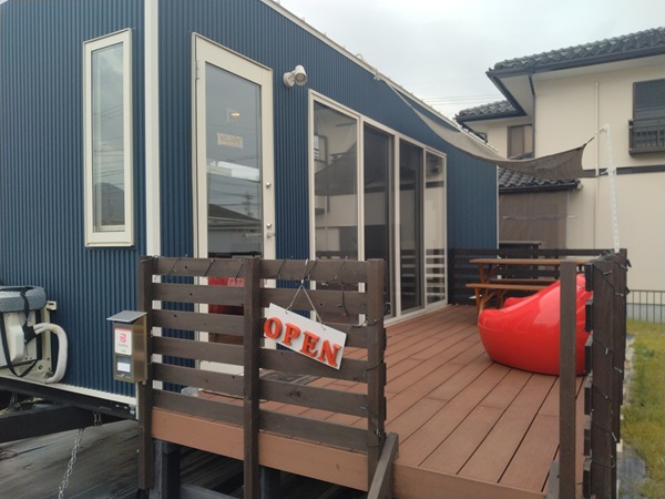 トレーラーハウス横のテラス席