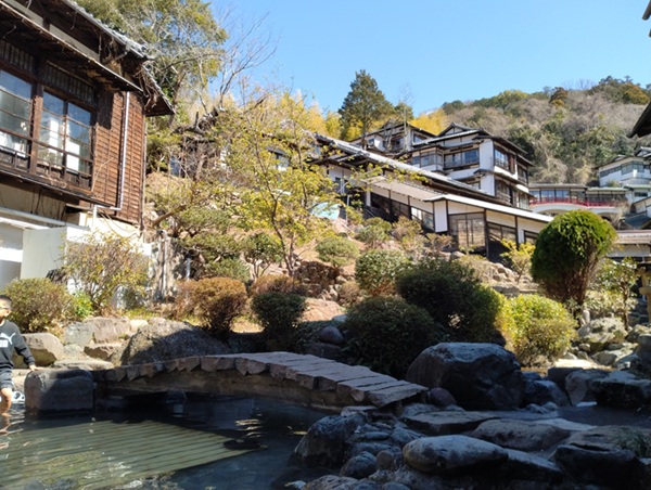 目の前には日本庭園や歴史を感じさせる建造物。相場ヒロミさんの桜葉は葉桜に。