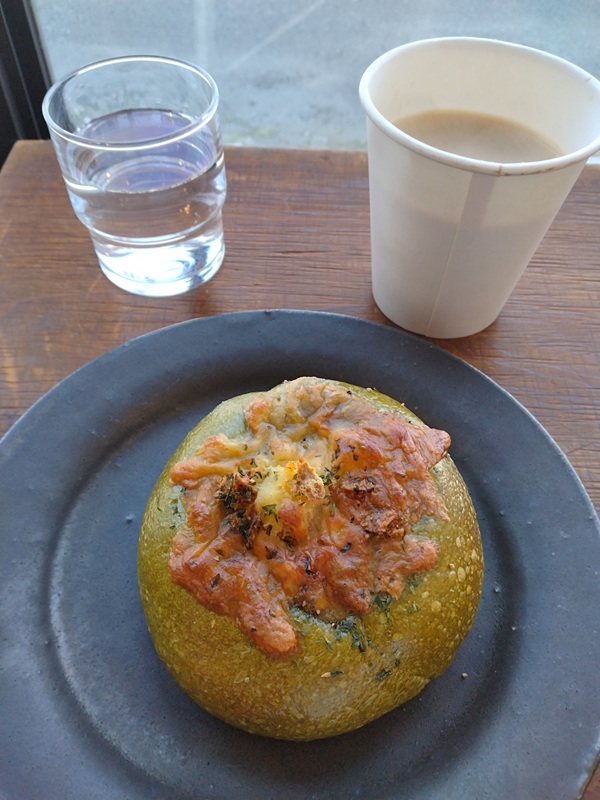 総菜系ベーグル「ほうれん草のアスパラベーコンチーズ」と豆乳コーヒー