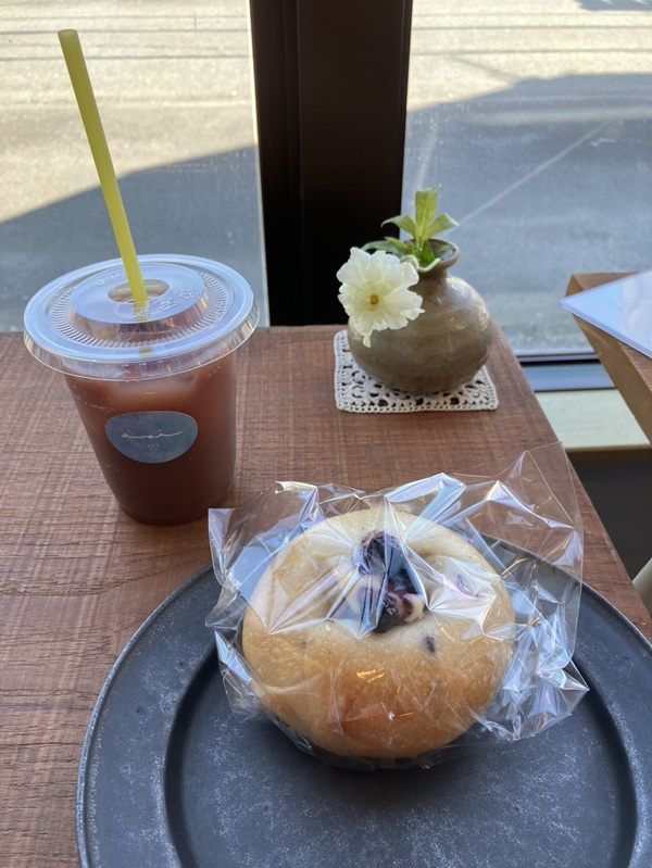 ガンコさん：は、ザート系ベーグル「ブルーベリーレアチーズ」。