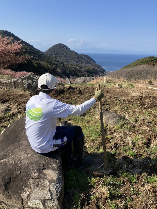 おっきな石に座って、石部棚田越しに駿河湾を見ながら休憩