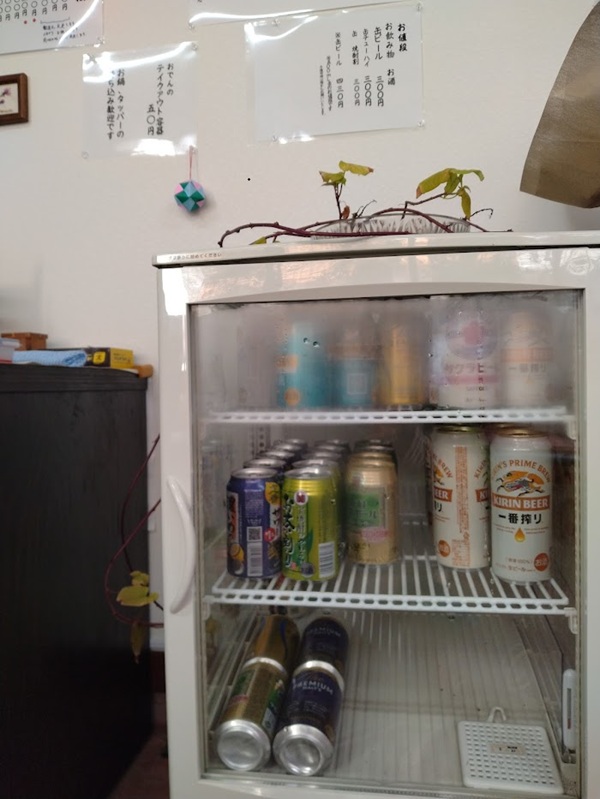 お酒は、角打ちスタイル。缶ビール、缶酎ハイ、缶焼酎割で種類も豊富。