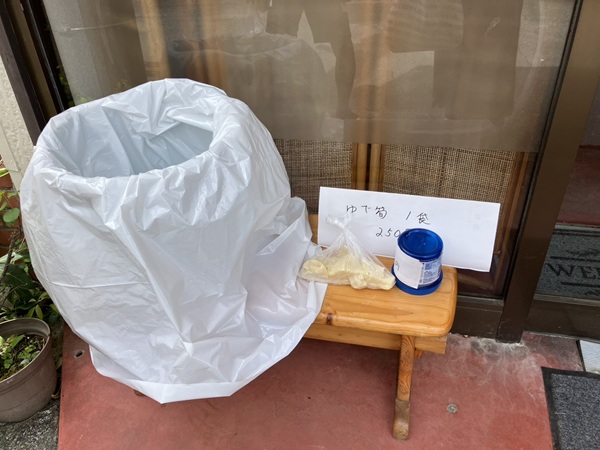 定休日は、ゆで筍を無人販売してました。