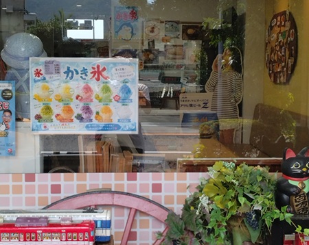 店内にある昭和の頃の森高千里さんのパネル