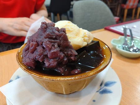 カフェ オルラトッタのコーヒーゼリーぜんざい(バニラアイス添え)